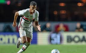 Corinthians tentou Lucas Ramon antes do São Paulo, mas negociação travou e lateral acertou com o rival