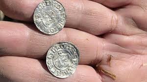 Dos aficionados a los detectores de metales hallan 3.000 monedas en un campo, el mayor tesoro vikingo jamás registrado en Noruega