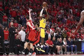 '르브론 연장행 3점포' NBA 레이커스, 휴스턴 꺾고 PO 3연승