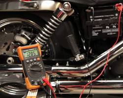 Gambar checking motorcycle battery