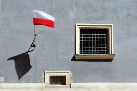 Wywieszasz flagę na 3 maja? O tych zasadach zapomina większość Polaków