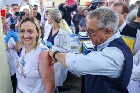 Saúde vai começar a vacinar contra a dengue profissionais de UBSs em fevereiro, diz Padilha
