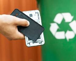 Imagem De Person Disposing Of Electronics At A Recycling Point