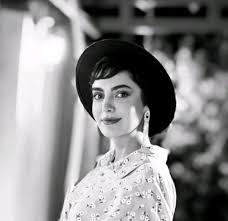 عکس/ مرضیه بچه مهندس با تیپ دهه ۵۰ و لباس گل گلی