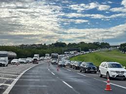 Rodovia dos Bandeirantes é interditada no sentido SP após acidente para helicóptero resgatar vítima