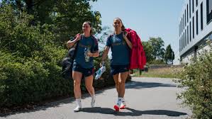 Mit breitem Grinsen aufs Grün: FCB-Frauen absolvieren erste Einheit mit Ball