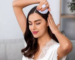 Obraz: Woman performing scalp massage