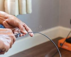 técnico instalando fibra óptica dentro de casa domicilio interior foto, generada por IA