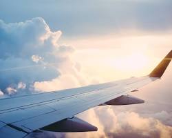 airplane flying wing sky clouds, generada por IA