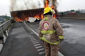 Vuelca tráiler y se incendia en Tultepec