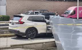Cae estructura de espectacular sobre camioneta en Interlomas: una mujer pierde la vida