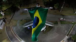 Brasil nas oitavas: Corumbá apoia Seleção com bandeira gigante no Cristo Rei e telão no Porto Geral