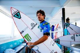Surfe: Yago Dora vira bateria e avança às oitavas de final em etapa da WSL