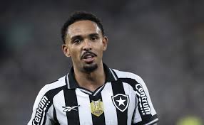 Vitinho, do Botafogo, interessa a Burnley e Everton, ambos da Premier League