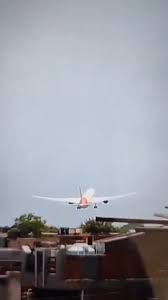 Sebuah kapal terbang Air India AI171 membawa 242 penumpang termasuk 2 juruterbang dan 10 kru kabin terhempas berhampiran Lapangan Terbang Ahmedabad, India pada Khamis. kredit: Times Now #mstar250612 #mstarpa