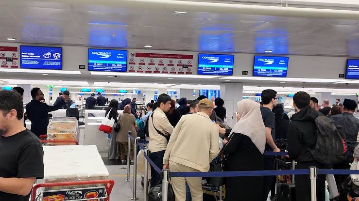 Dubai and Middle East flight disruption persists as UAE airlines operate with cancellations and delays; international carriers suspend services into autumn