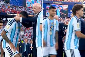 على منصة كأس العالم.. لاعب أرجنتيني يتجاهل ترمب ويصافح الجميع (فيديو)
