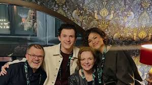 Zendaya posa junto a Tom Holland y sus suegros en una postal navideña