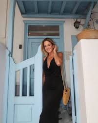 Ticiane Pinheiro elege vestido longo preto com costas abertas e bolsa de palha na Grécia