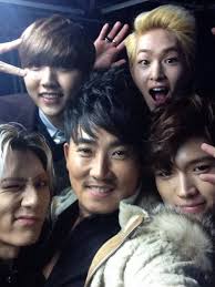 Legendary singer Lee Seung Chul snaps a photo with Onew, Sandeul, Hyunseung, and Woohyun. December 30, 2013 @ 4:39 pm. by mountainmadman - B1A4-Sandeul-B2ST-Hyunseung-INFINITE-Woohyun-SHINee-Onew-lee-seung-chul_1388360621_af_org