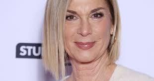 À 65 ans, Michèle Laroque a une routine pour rester en forme et travaille quotidiennement plusieurs parties de son corps