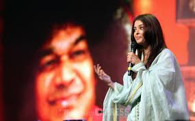 Aishwarya Rai Bachchan visited her gurukul to pay tributes to Sri Sathya Sai Baba,legend of pure love, a musical evening witnessed felicitation of Bal Vikas ... - aishwarya-1