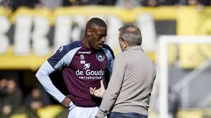 'Knetterende ruzie tussen Maurice Steijn en Martins Indi'
