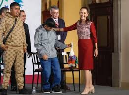 Pato mundialista Merlín y su familia visitan a la Presidenta