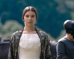 Image of Hailee Steinfeld in Dickinson
