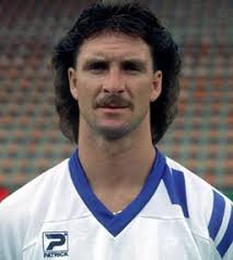 Thomas Kempe bewies auch in der Saison 1992/93 noch, dass echte Männer vorne kurz und hinten lang tragen. Plus Bart, versteht sich - JCkf9JUEGZvEdF44aIGZZa