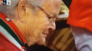 La abuela sevillista viral que enterneció a los realistas
