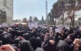 شما که شعار می‌دهید «مرگ بر سه فاسد/ملا چپی مجاهد» معنی این شعارها را هم می‌دانید؟