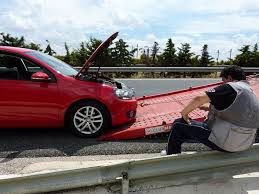 Resultado de imagen para fotos de un mecanico arreglando un vehículo danado en la carretera en cuba