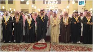 خواندن نماز میّت توسط محمد بن سلمان بر پیکر مفتی اعظم سعودی