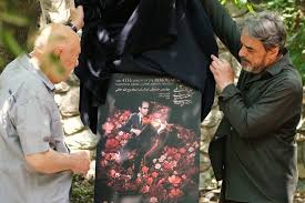 اهدای نشان «روح‌الله خالقی» به حسین علیزاده در خانه فرهاد فخرالدینی
