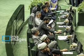 نماینده تهران: وزیر اقتصاد درباره عملکرد ۶ ماه گذشته به مجلس گزارش دهد