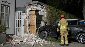 Auto ramt gevel van woning in Breda, bestuurder aangehouden