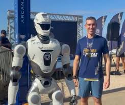 Robô de segurança chama atenção com ‘molejo baiano’ durante corrida em Salvador