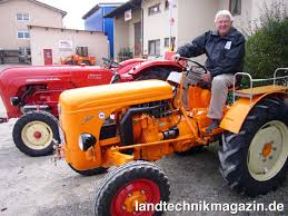 XL-BILD 1: Josef Meschenmoser auf seinem orangen Allgaier Porsche ...