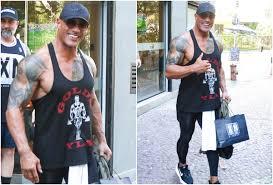 Dwayne Johnson, o The Rock, esbanja simpatia e fala em português ao deixar academia no Rio; vídeo