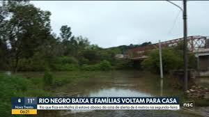 Rio Negro, em Mafra, baixa para 5,62 metros e famílias começam a retornar para casa