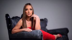 Adamari López: “No estaría con un hombre que tenga menos dinero que yo”