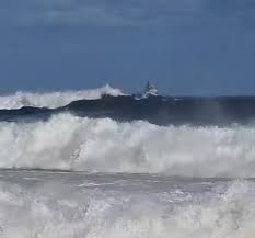 Rio Sob Ataque! Ressaca Gigante Ameaça Praias e Comércio! - Imagen principal del artículo
