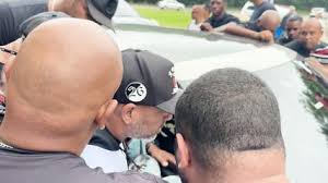 Alvo da torcida do Vasco, Marino diz que está bem após protesto no CT e manda indireta na internet