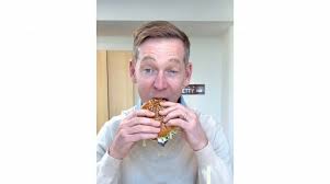 CEO do McDonald's vira meme ao se recusar a morder um hambúrger de verdade; assita ao vídeo