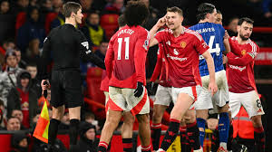 Surpresa total no Manchester United: holandês volta ao time titular pela primeira vez desde dezembro