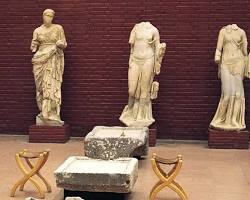 İzmir Arkeoloji Müzesi heykel ve eserler dış mekan resmi