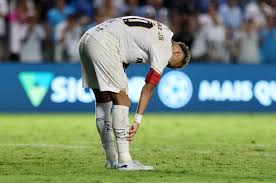 Neymar se sube al avión a pesar de no entrenar