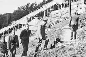 Resultado de imagen de Hitler con los trabajadores