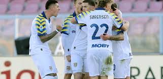 Harakiri Lecce: un rosso, un autogol e il Parma vince in rimonta. Poi la follia di Gaspar